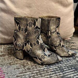 SAM EDELMAN PAIGE ANKLE BOOTIE